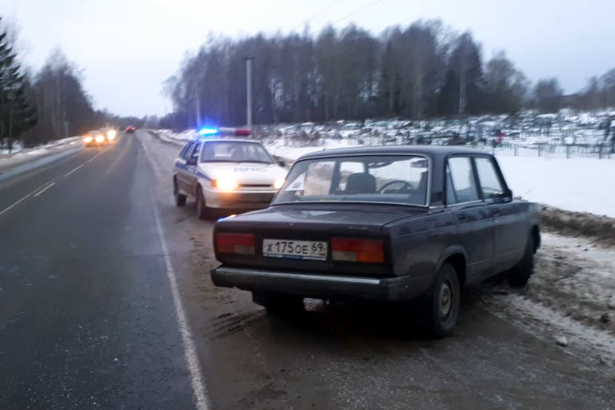Стрельба на дороге: в Тверской области сотрудники ГИБДД применили табельное оружие чтобы остановить ВАЗ с пьяным водителем за рулем