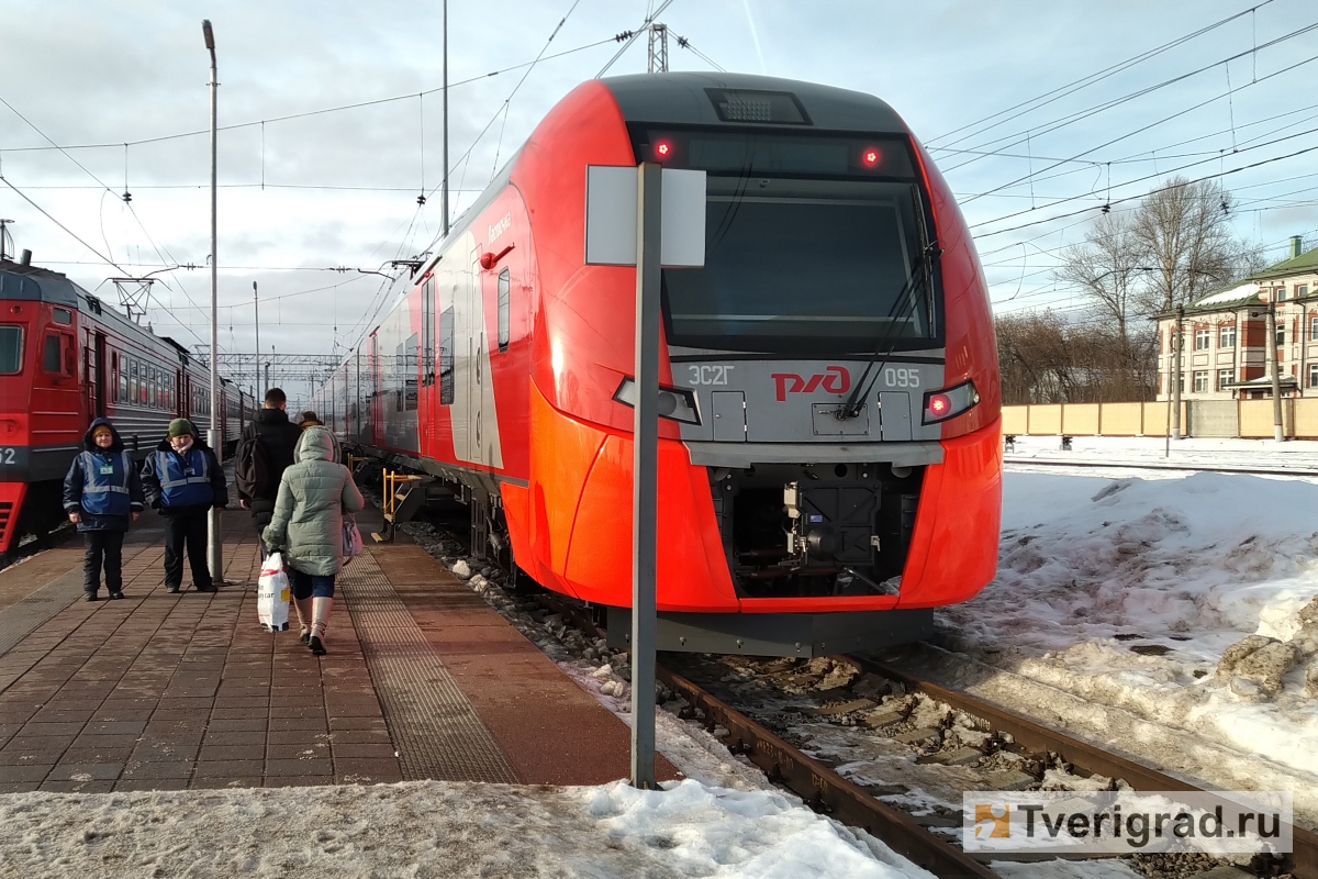 В Тверской области учащимся компенсируют покупку абонементов на проезд в пригородных поездах