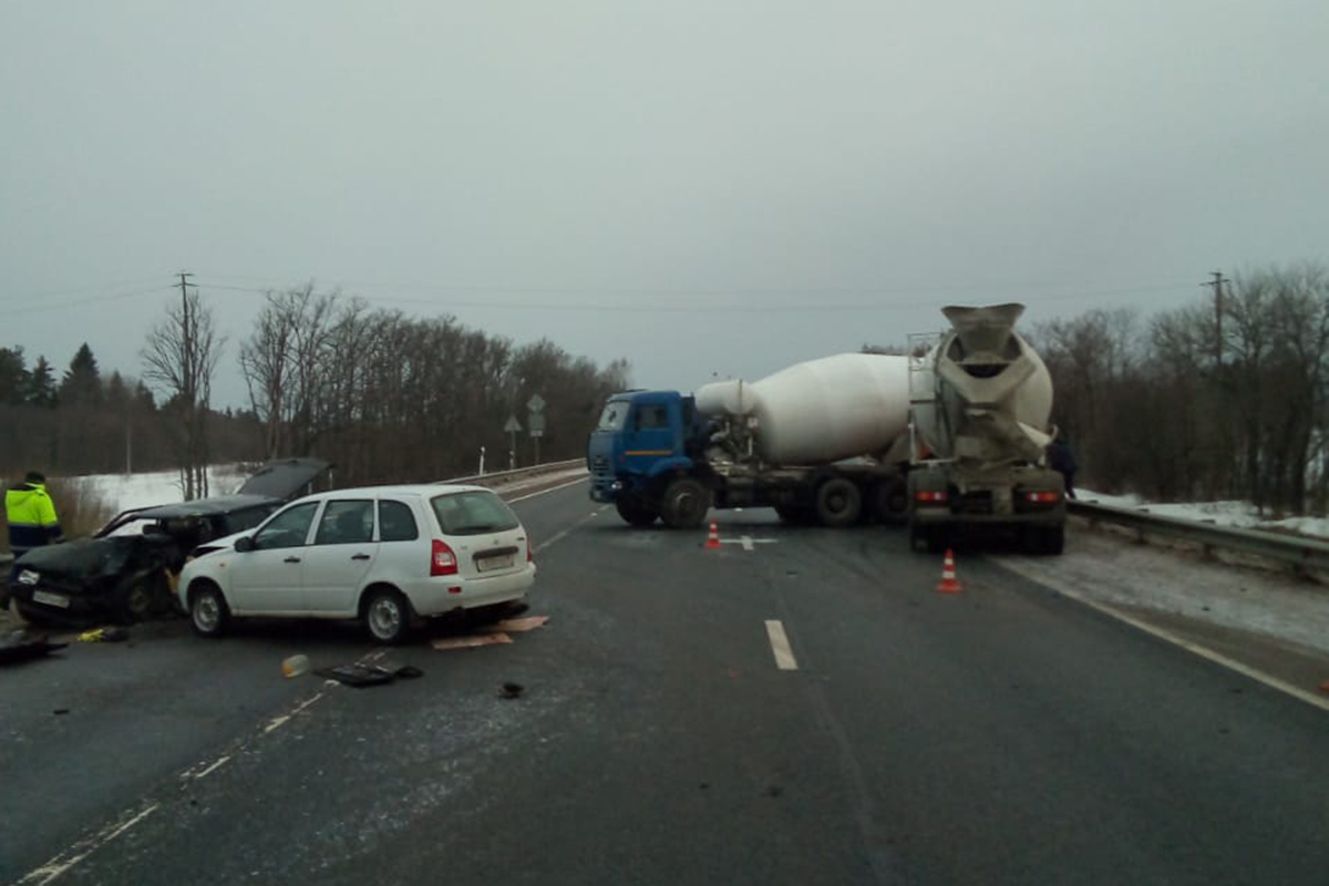 В Тверской области на трассе М-10 водитель уснул за рулем и устроил ДТП с двумя легковушками и двумя бетономешалками