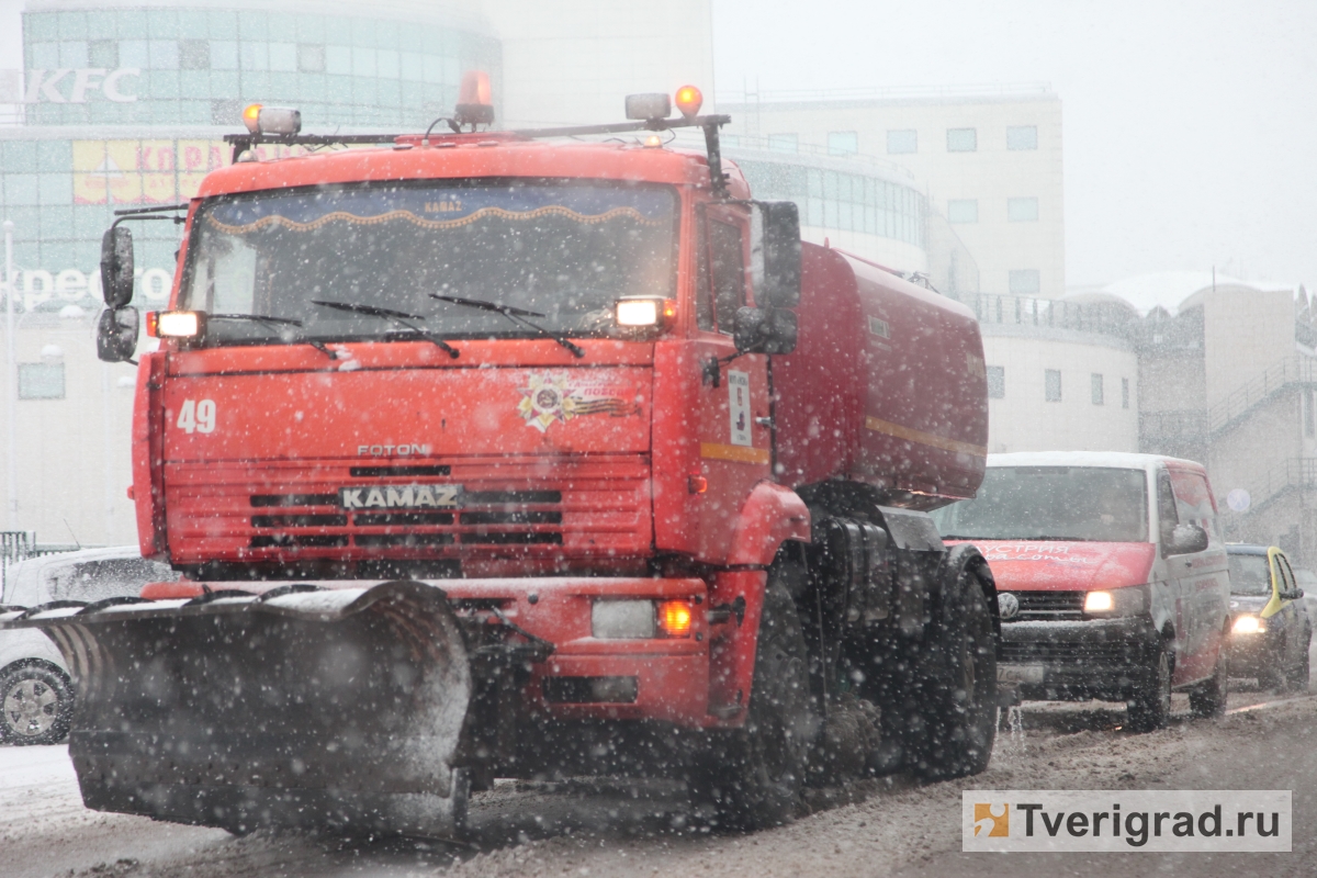 Более 300 единиц техники расчищает от снега региональные и межмуниципальные дороги Тверской области