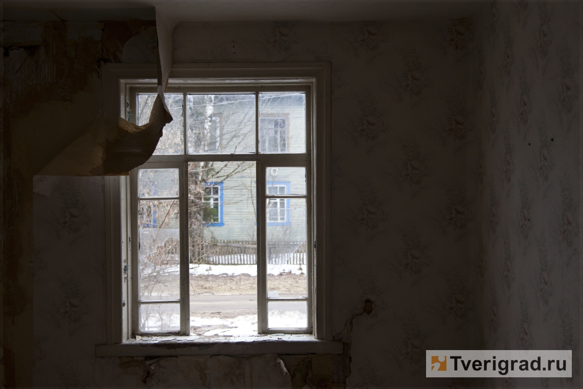 В Тверской области жильцов аварийного дома переселили только после визита прокурора