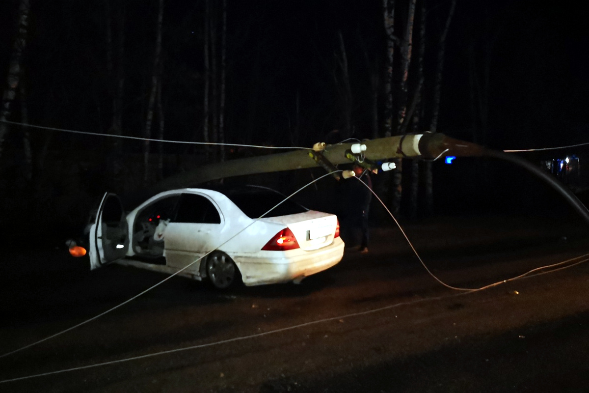 В Тверской области фонарный столб упал на Mercedes