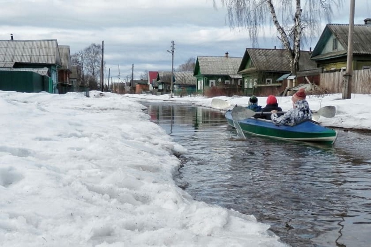 В МЧС назвали лужей потоп в Весьегонске, где люди перемещаются по городу на лодках