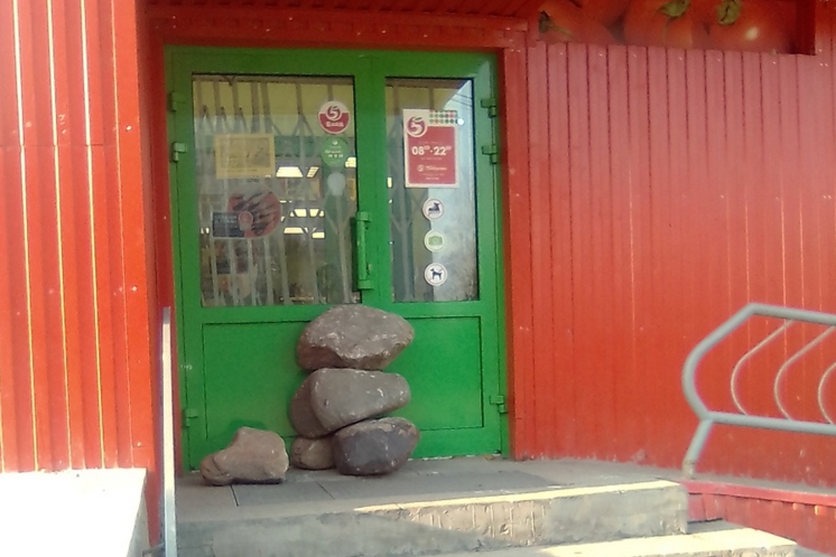 В Ржеве хулиганы камнями «замуровали» дверь в супермаркет