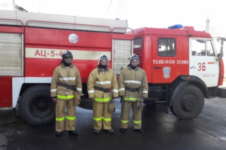 Из горящего дома в Тверской области пожарные спасли двух человек