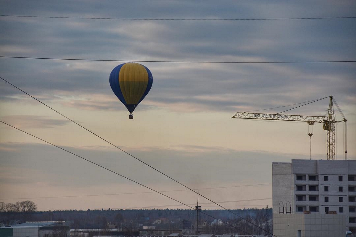 Жители Твери наблюдали парящий над городом воздушный шар