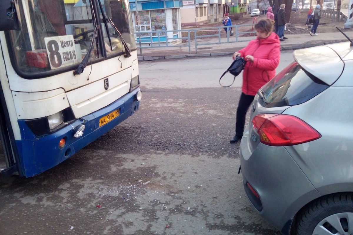 В Тверской области в результате столкновения рейсового автобуса и иномарки пострадал подросток