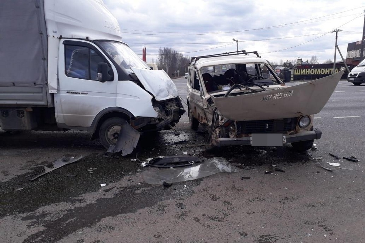 В Тверской области водитель «Газели» выехал на красный свет и протаранил «Ниву»