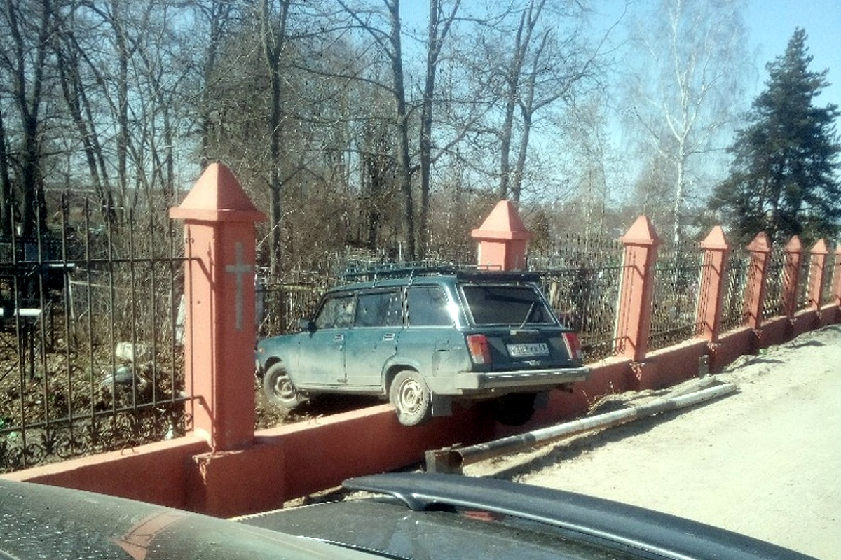 В Тверской области легковушка пробила ограду кладбища и повисла на заборе