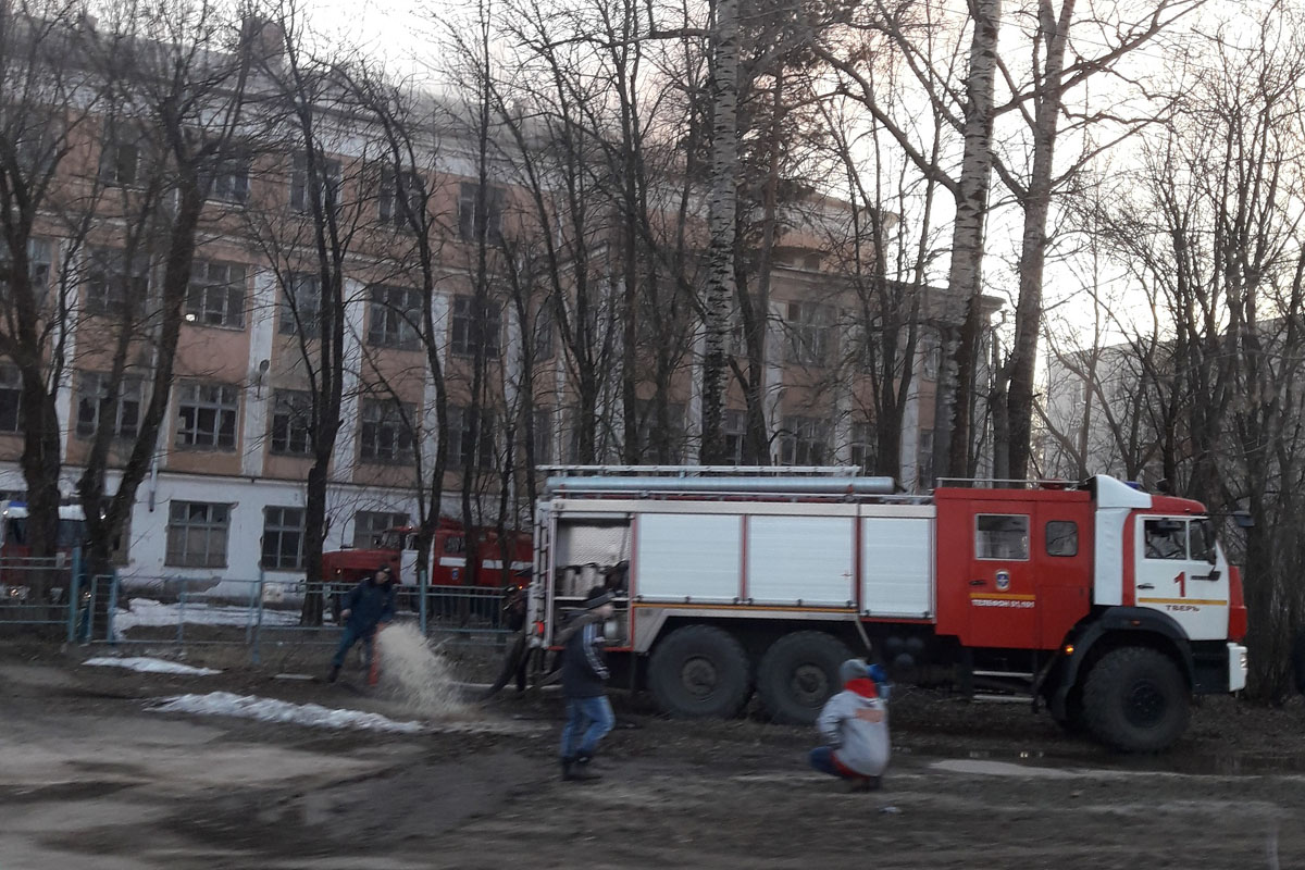 В Твери снова загорелось здание заброшенной школы № 5