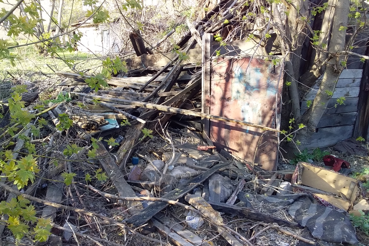 Жители дома в Твери требуют снести полусгоревший сарай, который стоит в их дворе