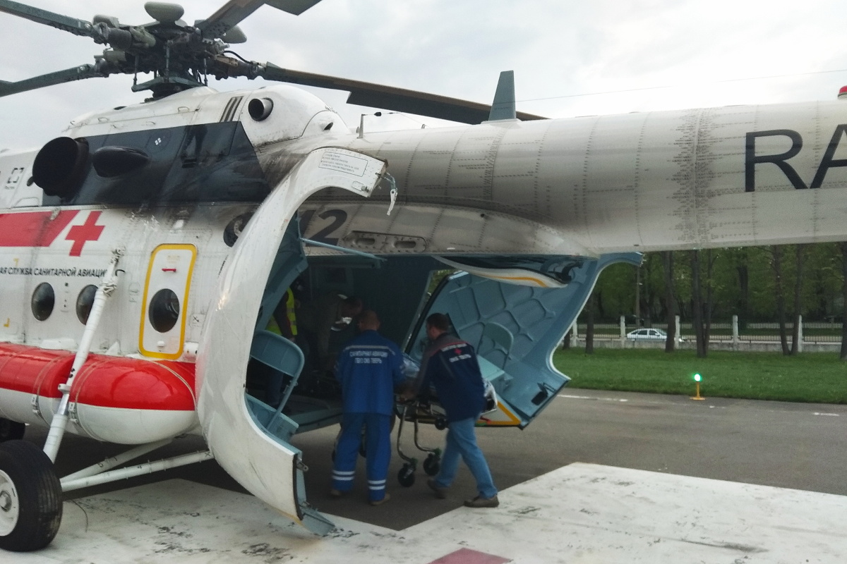 Вертолет санавиации экстренно доставил в Тверь тяжелобольных мужчину и женщину