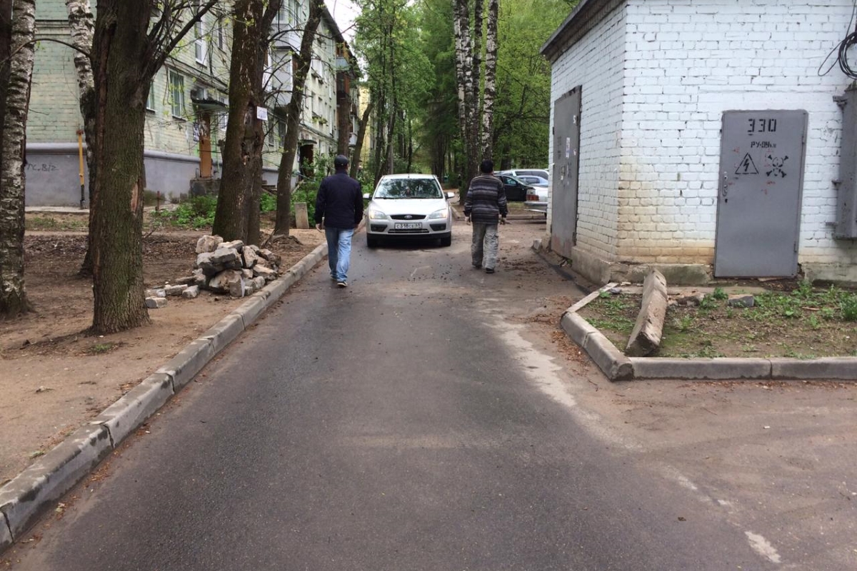 В Твери убрали преграду на проезжей части, которую мигранты возвели по просьбе пенсионерки
