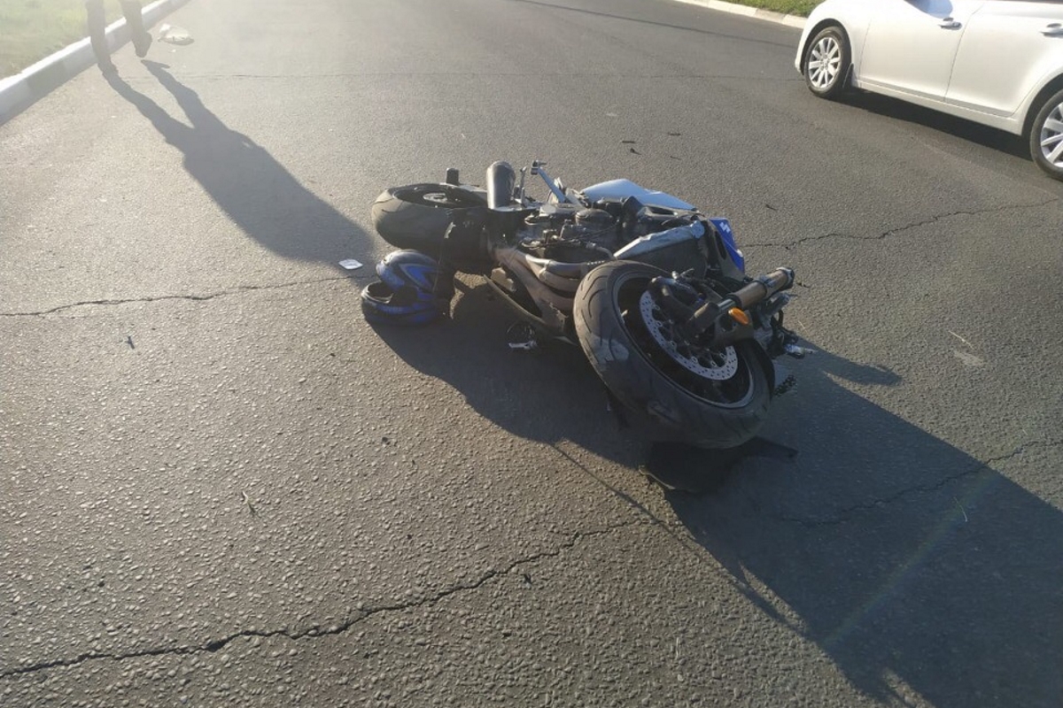 В больнице скончался мотоциклист, который врезался в столб на набережной в Твери
