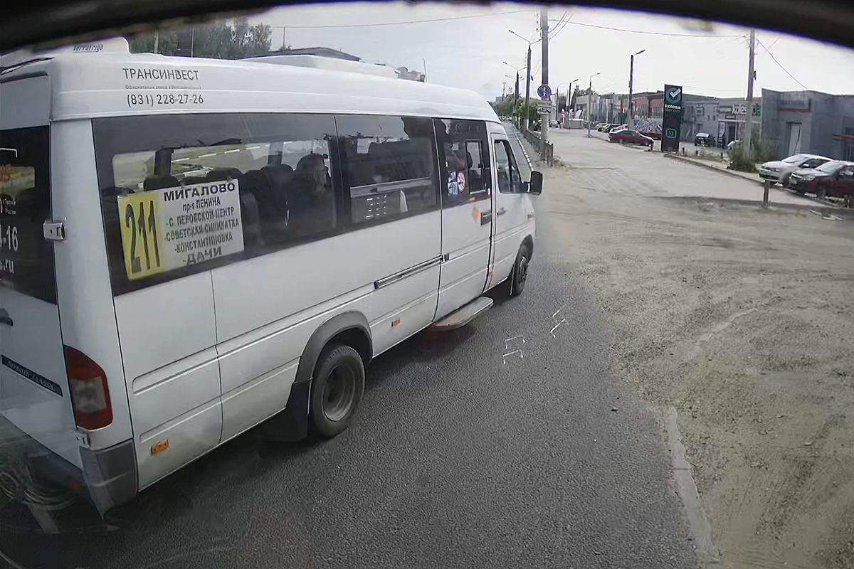 В Твери маршрутчик мешал автобусу и пытался «отобрать» его пассажиров