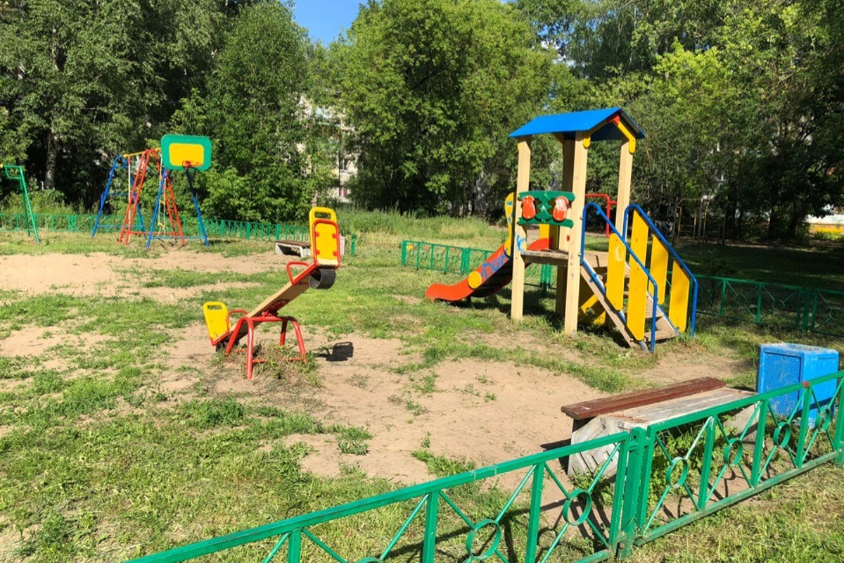 После публикации Tverigrad.ru в Твери очистили от мусора детскую площадку на улице Фадеева
