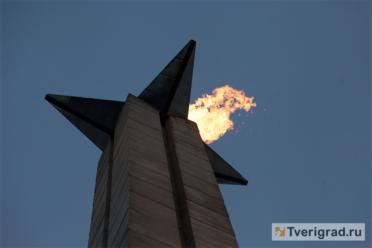 Вечером небо над обелиском в Твери озарят «Лучи Победы»
