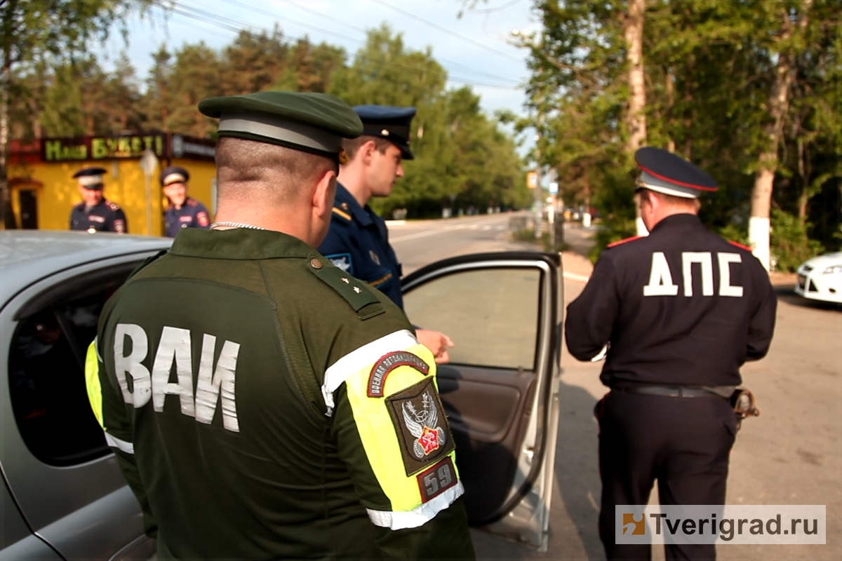 В Твери ГИБДД и Военная автоинспекция устроили масштабную проверку водителей в микрорайоне Мигалово