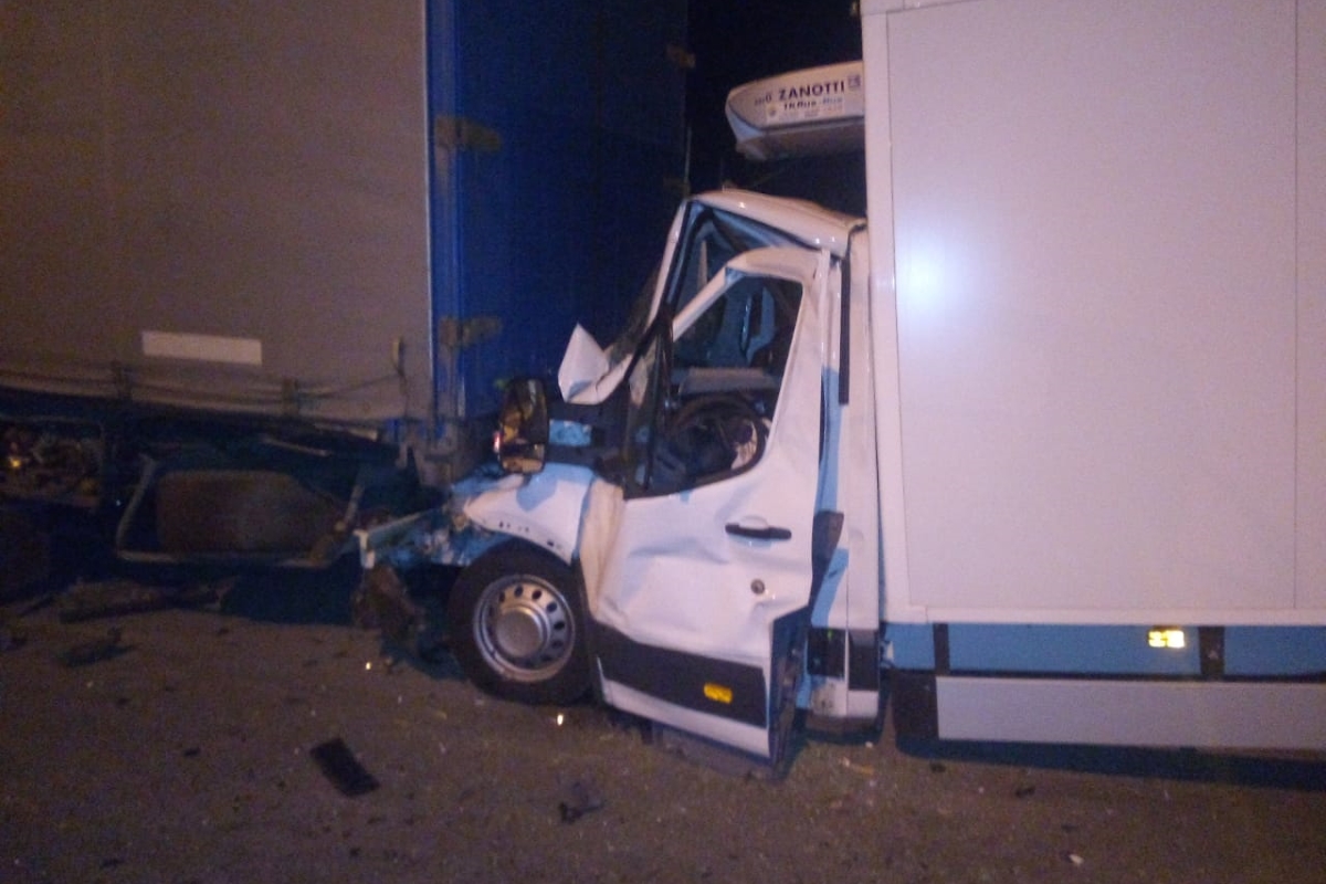 Водитель пострадал в жутком ДТП на трассе М-10 в Тверской области