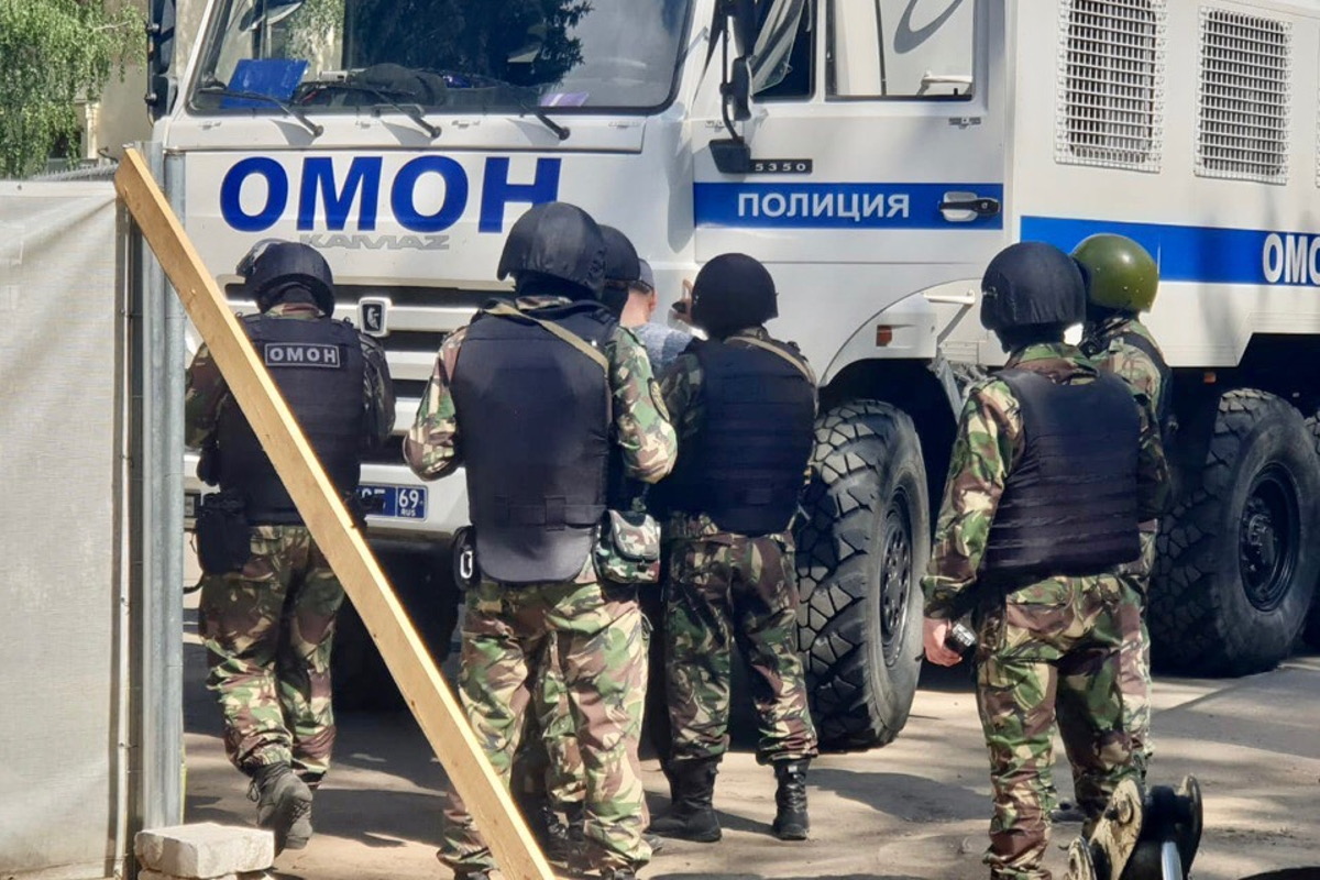 ФСБ, ОМОН и полиция устроили облаву на мигрантов в Тверской области