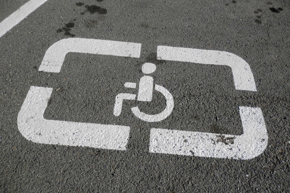 Жителям Тверской области рассказали, как зарегистрировать знак «Инвалид» на автомобиле