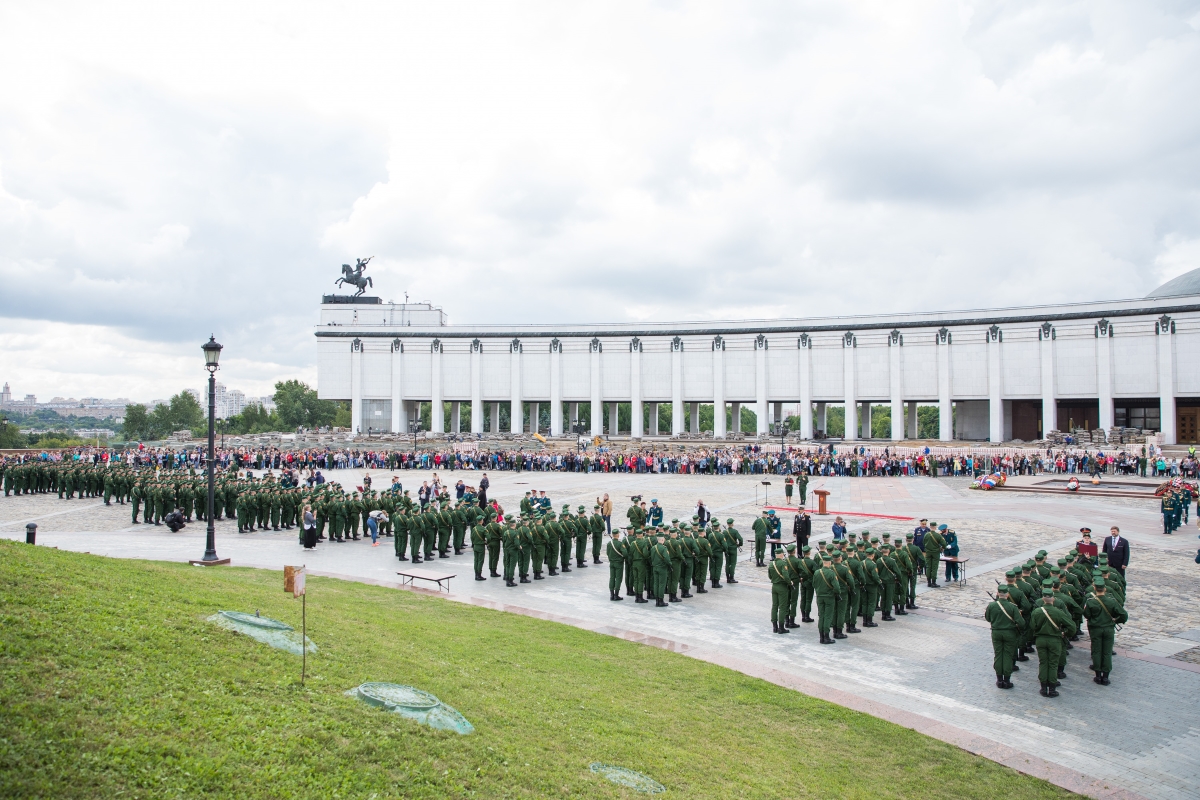 Новобранцы Семёновского полка из Тверской области приняли присягу на Поклонной горе в Москве