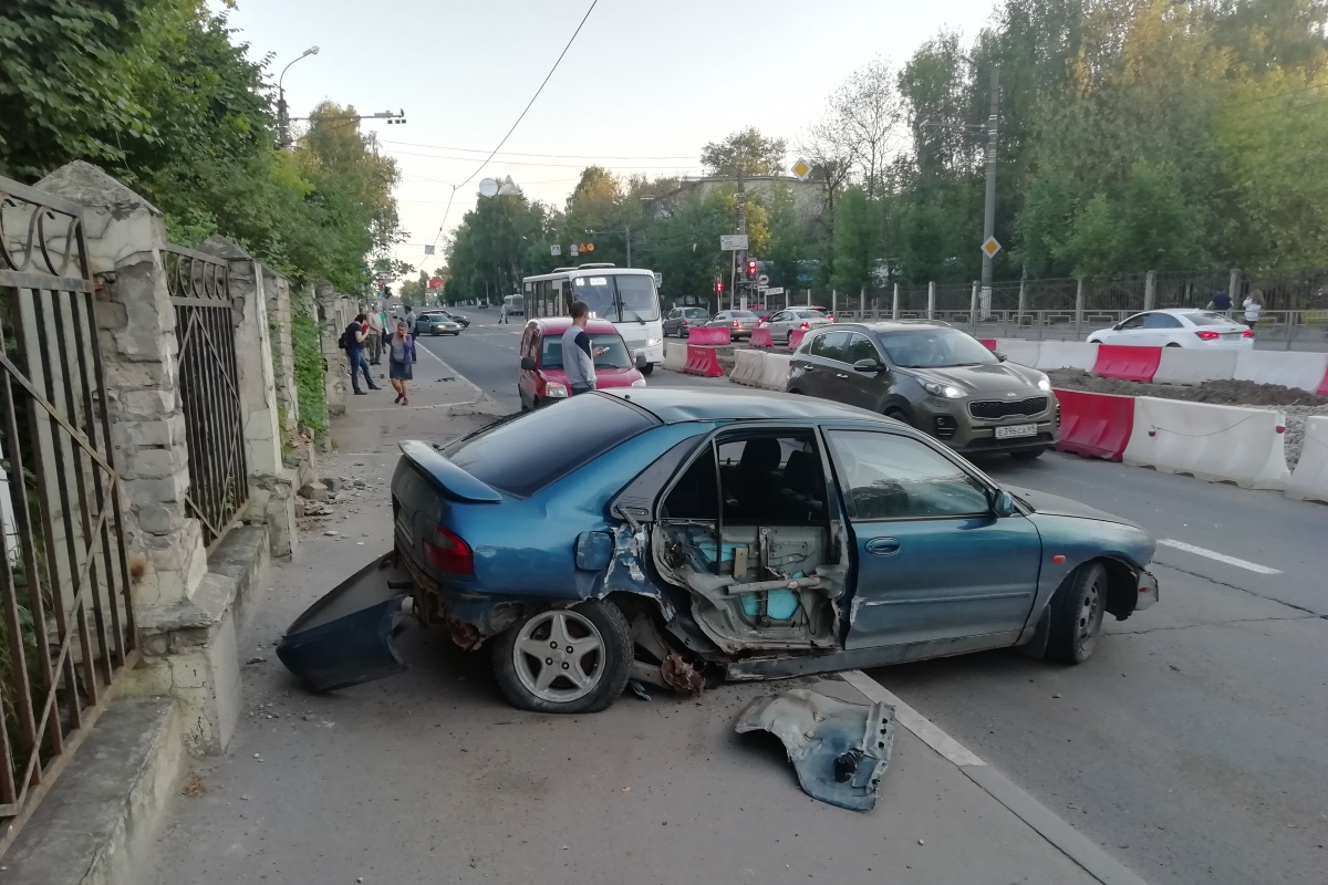 В Твери на улице Орджоникидзе в результате ДТП легковушка вылетела на тротуар