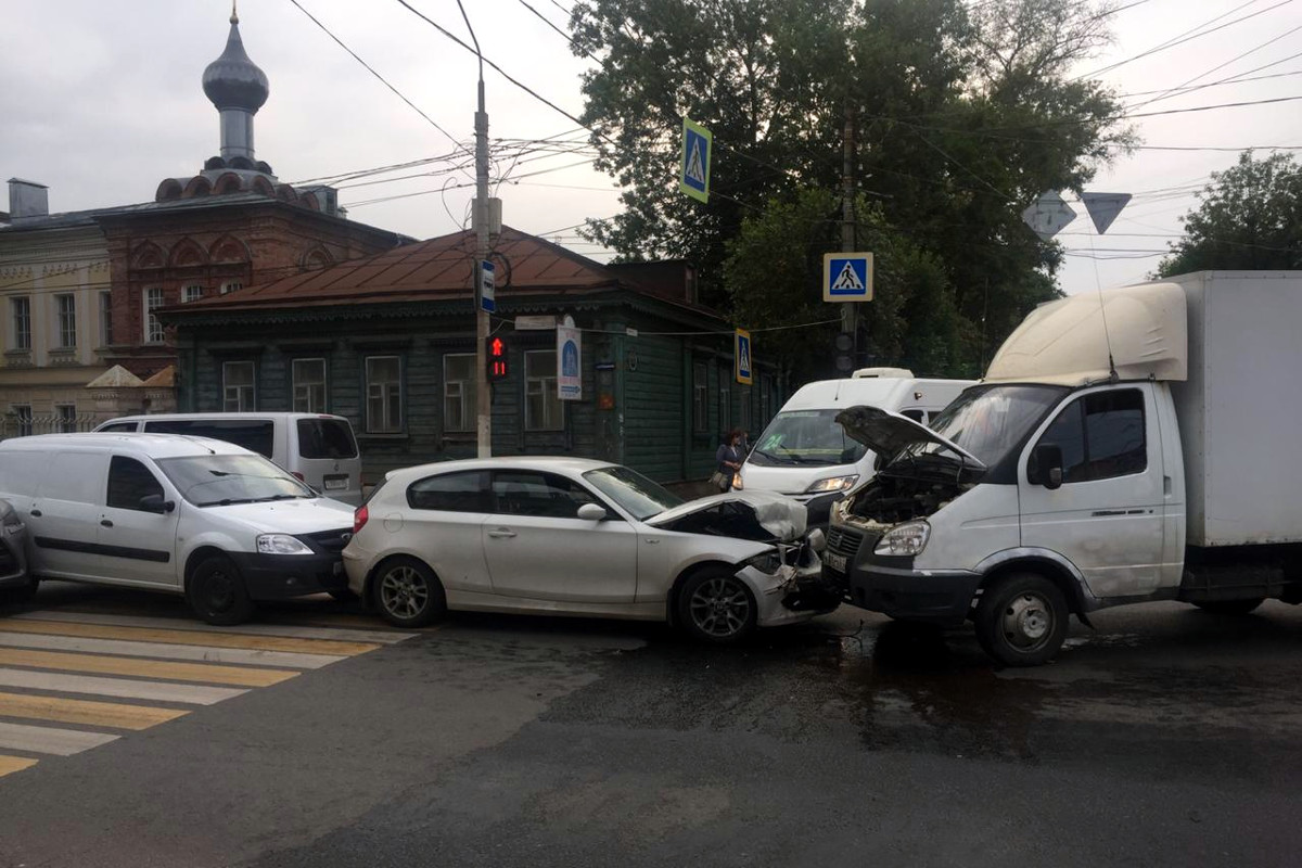 В Твери водители ГАЗели и BMW пострадали в результате столкновения шести автомобилей