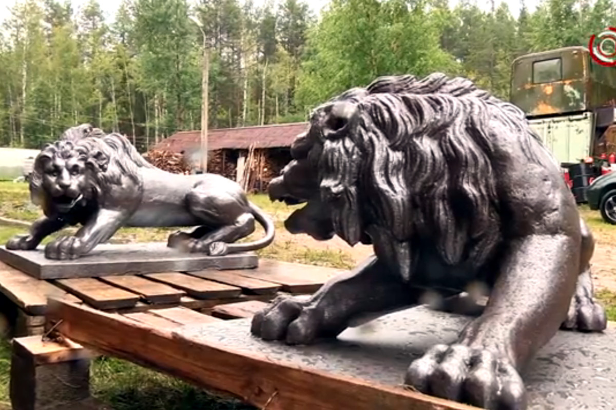В Тверской области оторвали хвосты старинным львам