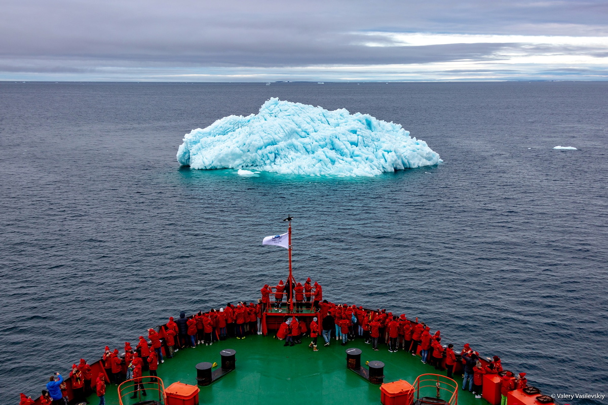 Белые медведи, киты и айсберги: школьник из Удомли вернулся из путешествия на Северный полюс