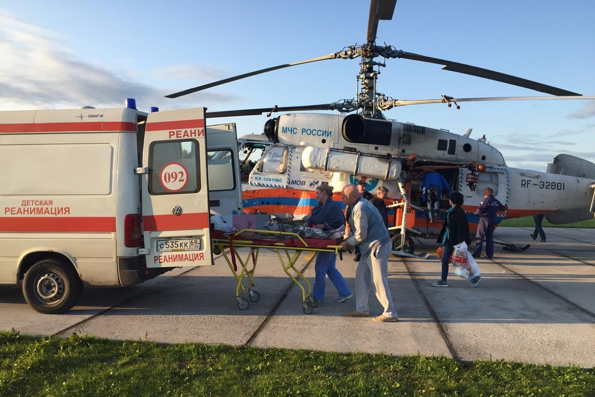 Вертолет МЧС экстренно доставил в Тверь ребенка из Осташкова