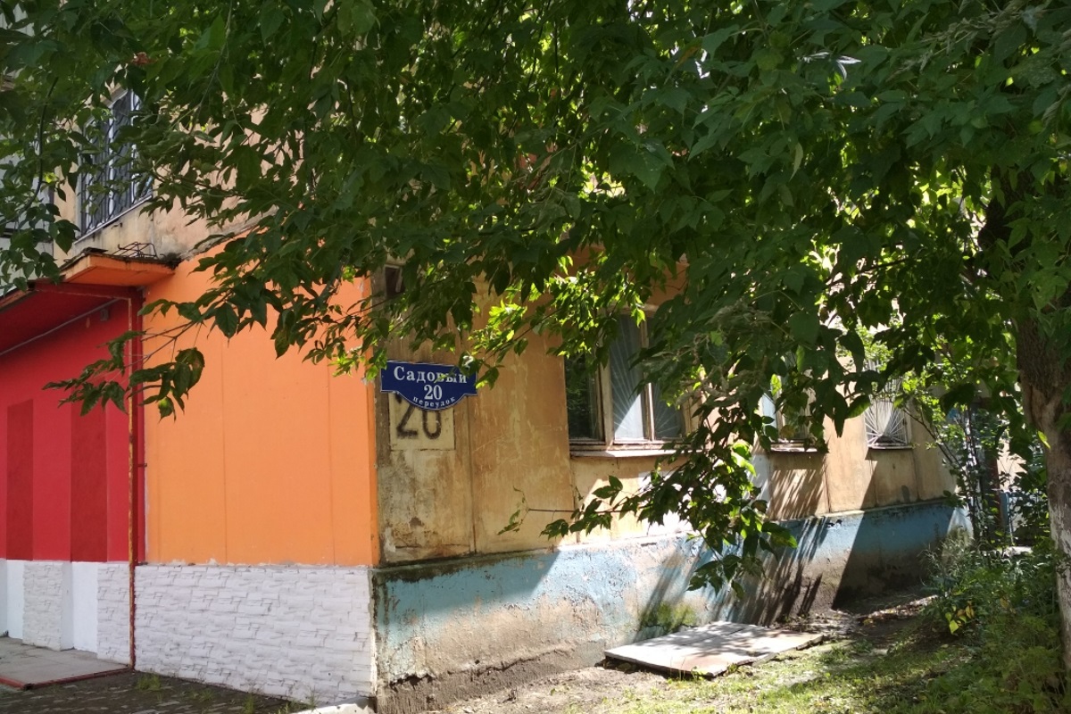 В Твери подвал жилого дома тонет в фекалиях, а с фасада на головы жильцов рушатся кирпичи