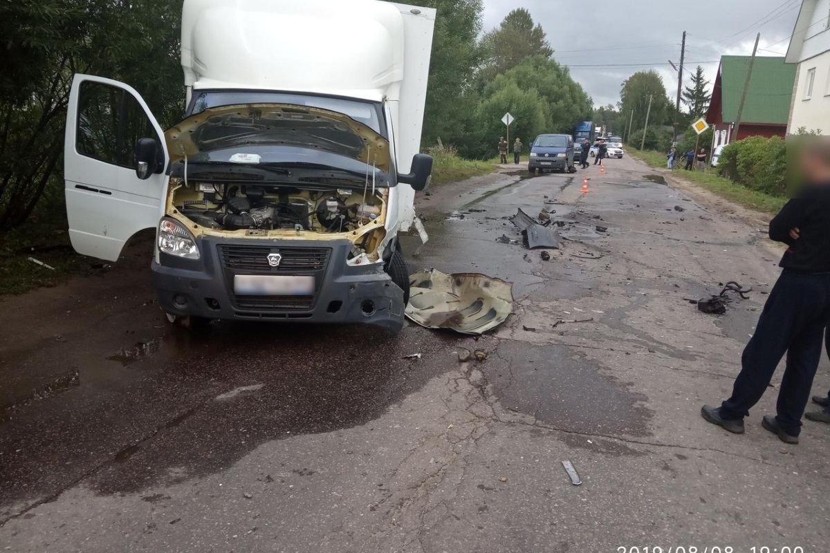 В Тверской области водитель Citroen C5 протаранил фургон и микроавтобус