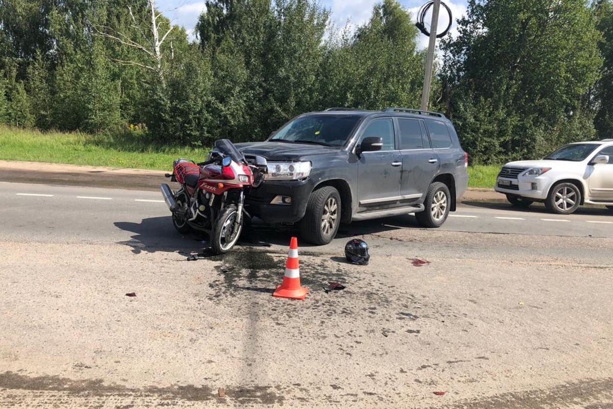 В ДТП в Твери пострадала девушка-водитель мотоцикла, ее протаранил внедорожник