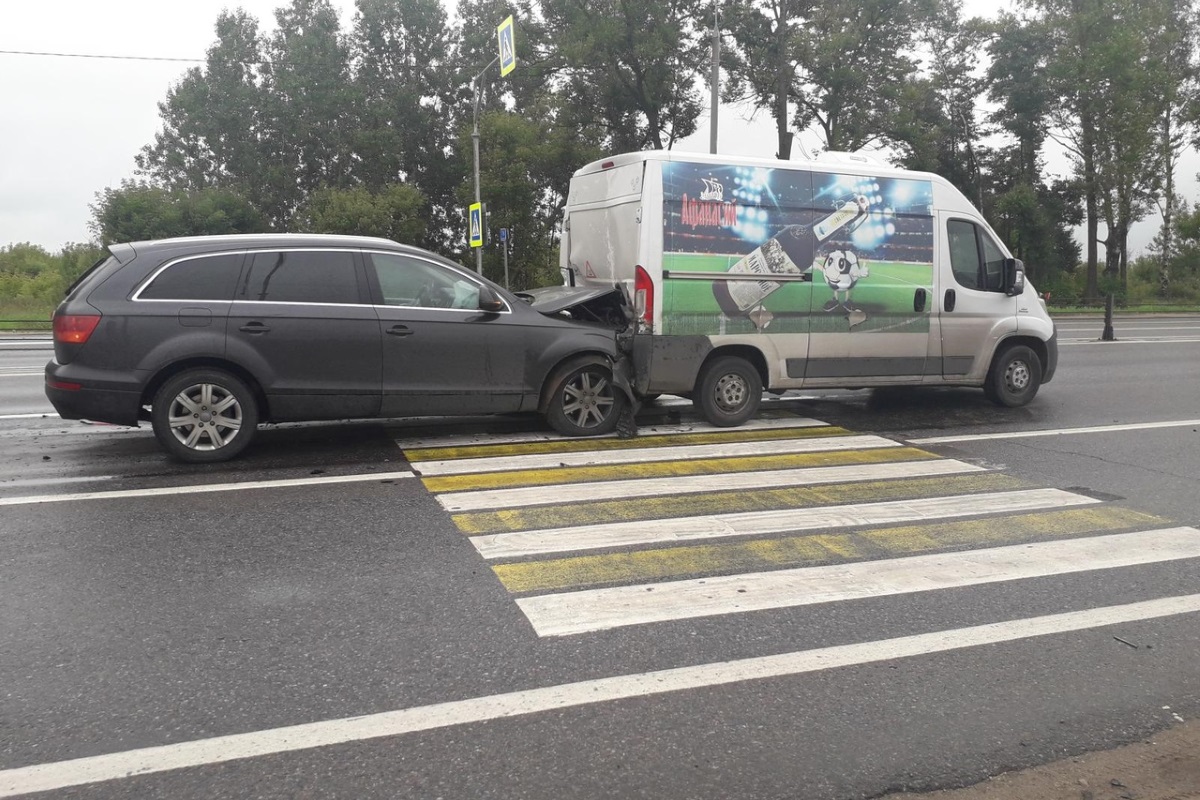 В Тверской области нетрезвая женщина на Audi протаранила фургон
