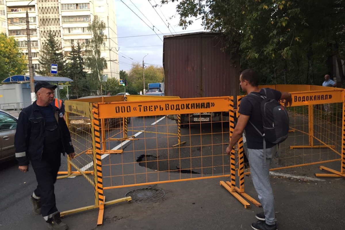 Коммунальщики назвали причину провала асфальта на проспекте Победы в Твери