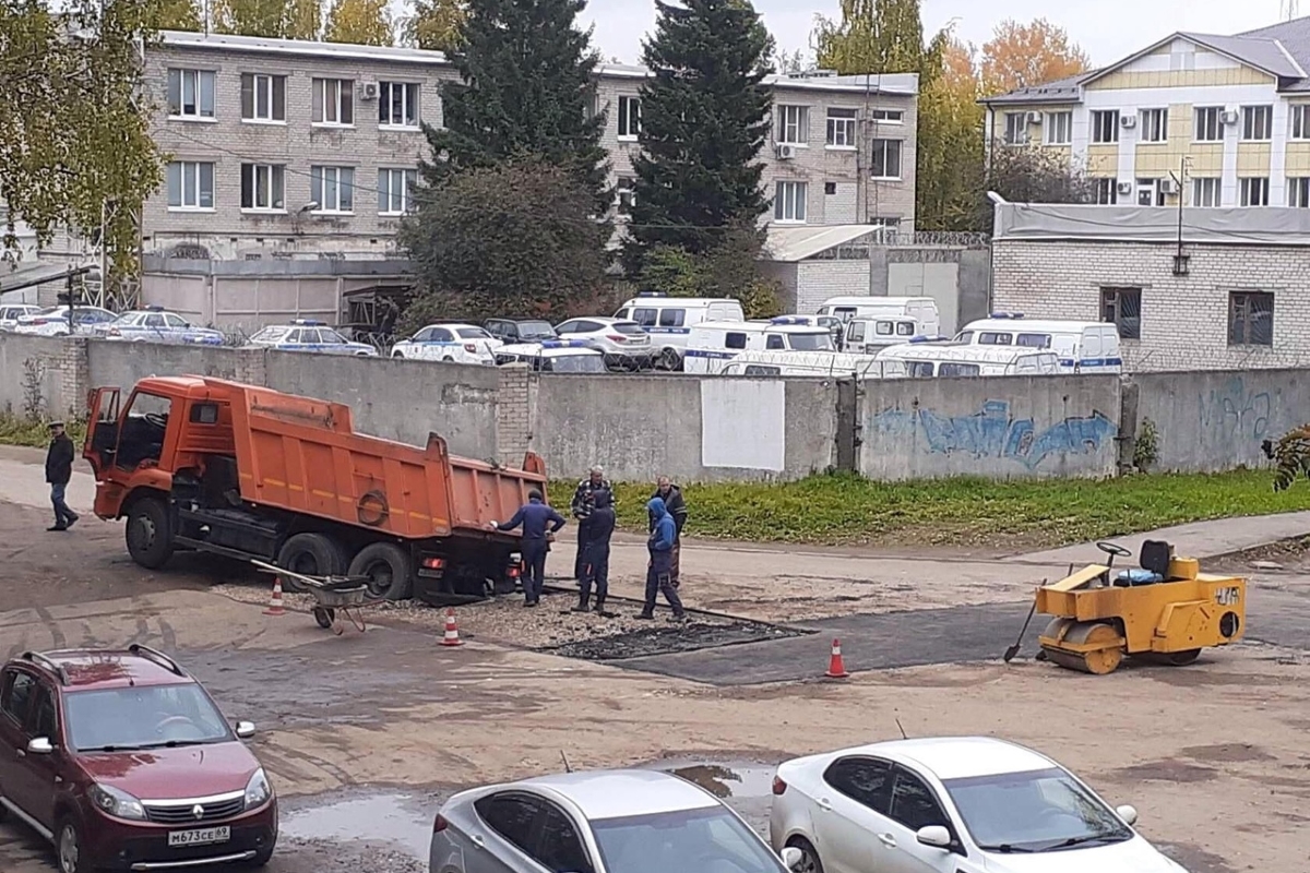 Ничего удивительного: в Конаково «КамАЗ» провалился под асфальт