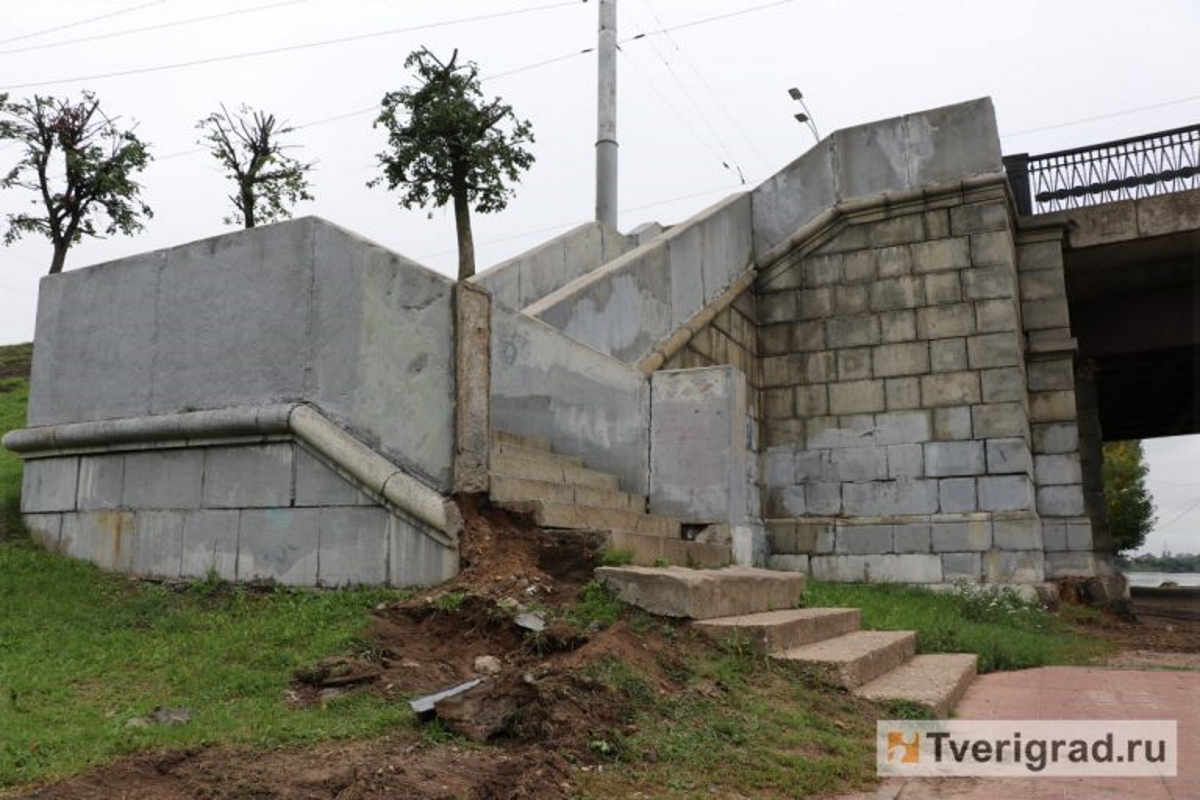 Тверские власти примут меры по восстановлению лестничных сходов на Новому мосту