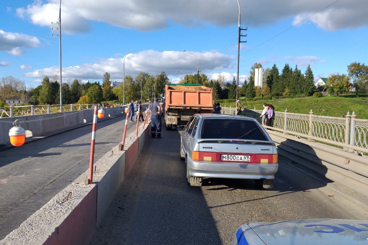 На мосту в Старице КамАЗ собрал в кучу несколько транспортных средств: пострадала женщина