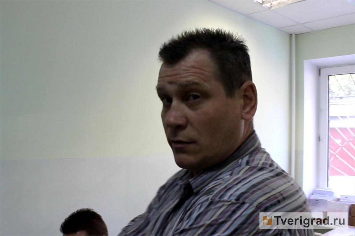 «Ведёте себя по-клоунски»: в Твери избивший водителя экс-депутат оскорбил журналиста