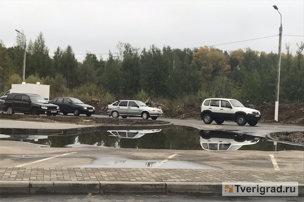 В администрации Твери объяснили, почему новый асфальт на улице Луначарского ушел под воду