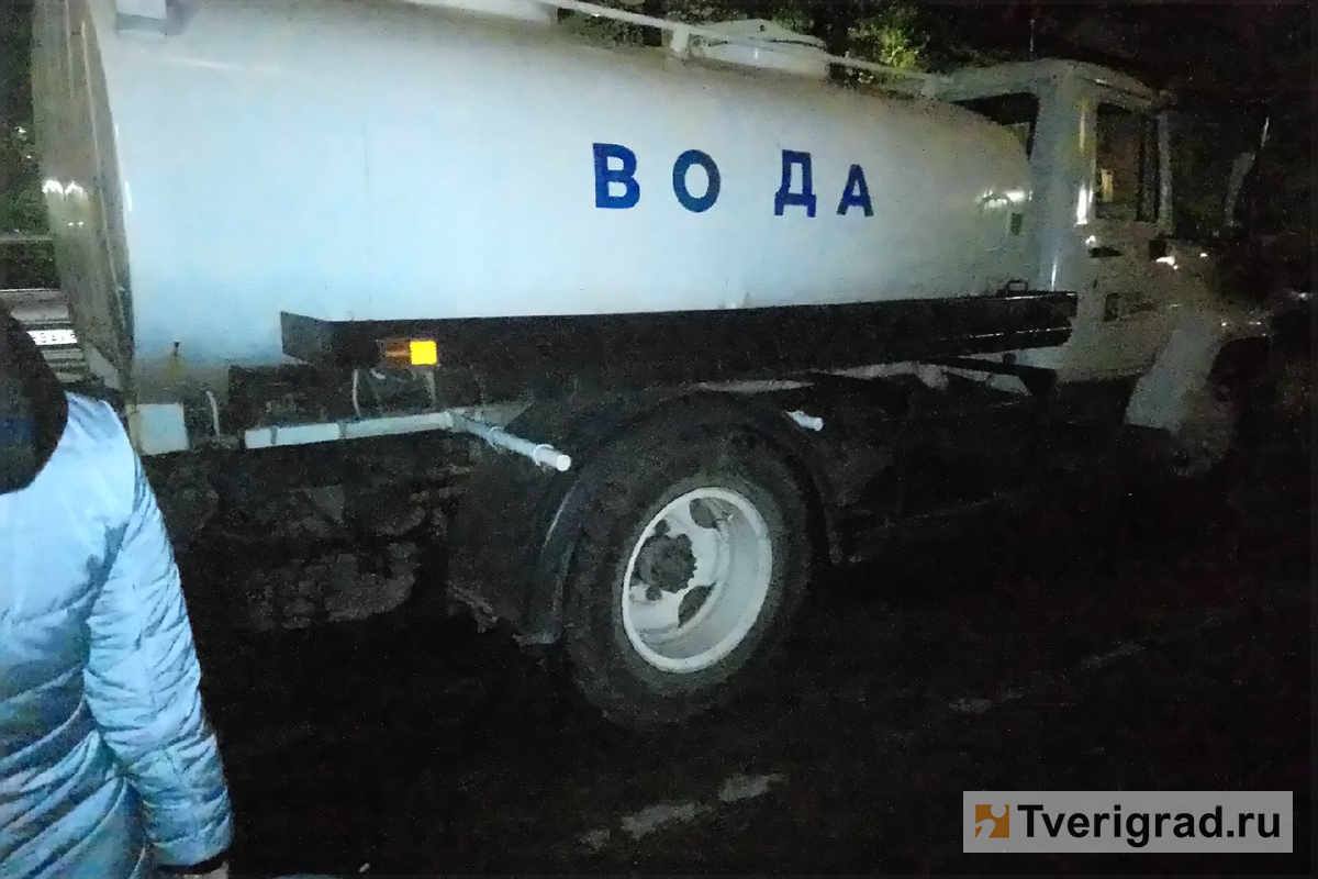 Тысячам жителей Центрального района Твери предложили воду из бочки, пока коммунальщики устраняют аварию