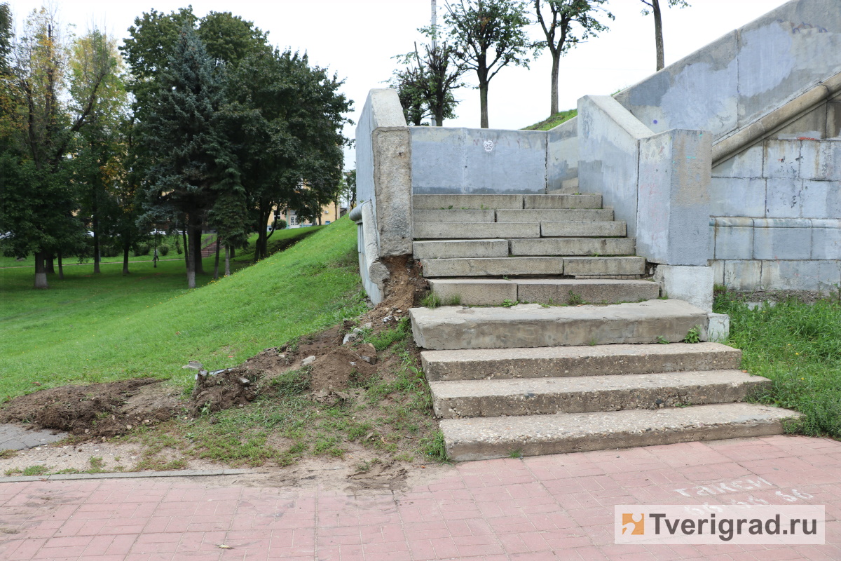 В Твери рухнула гранитная лестница Нового моста