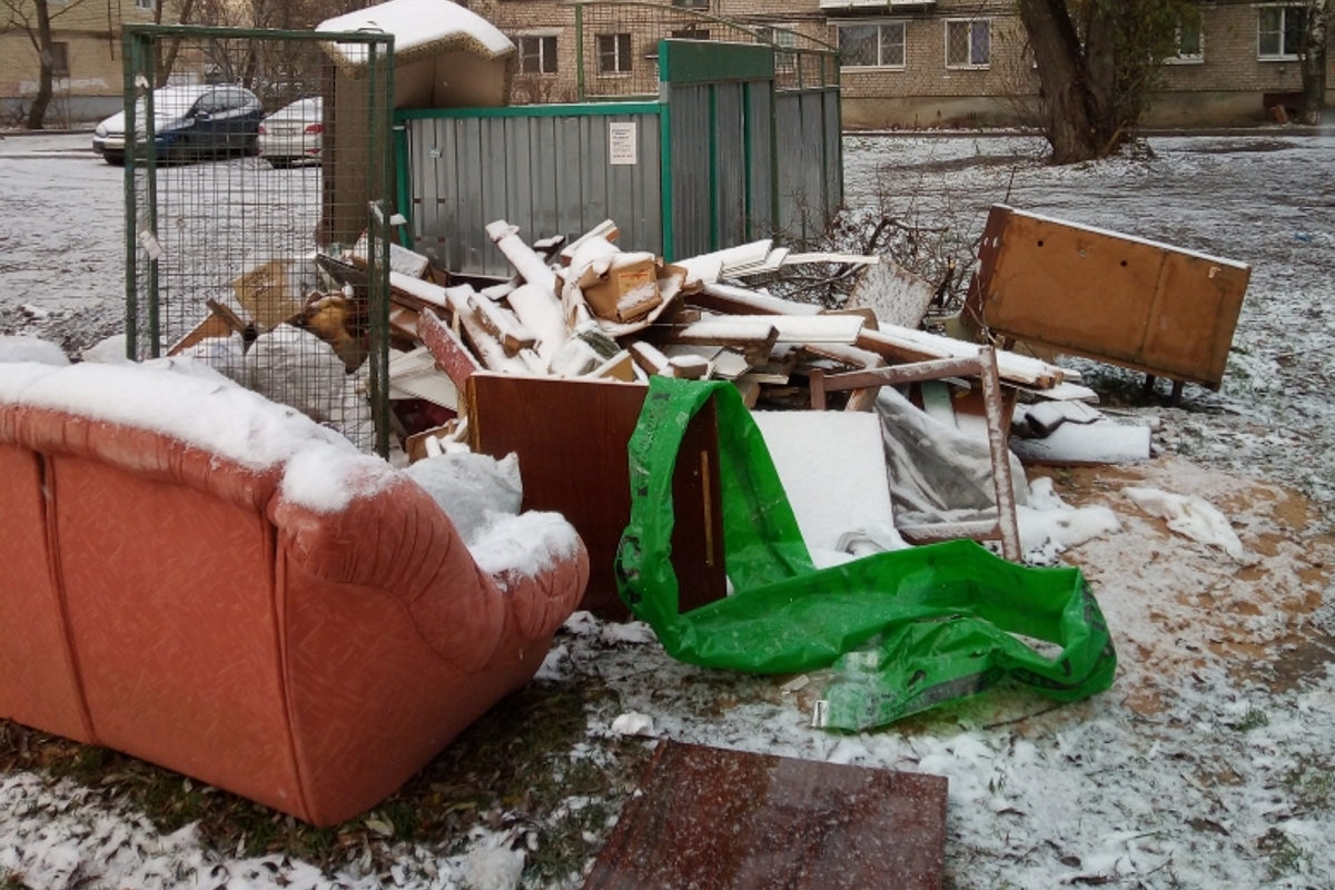 Кучи крупногабаритного мусора растут по соседству с контейнерной площадкой!