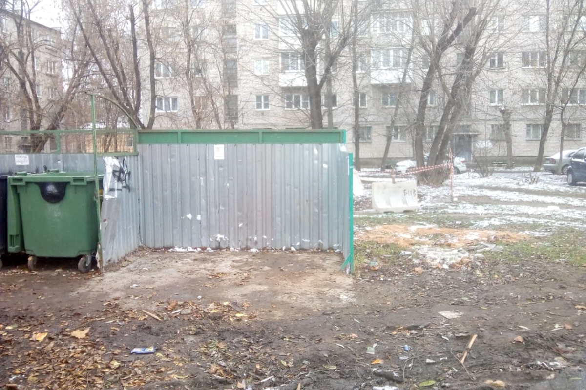 После публикации Tverigrad.ru в Твери убрали мусор во дворе дома на улице Склизкова