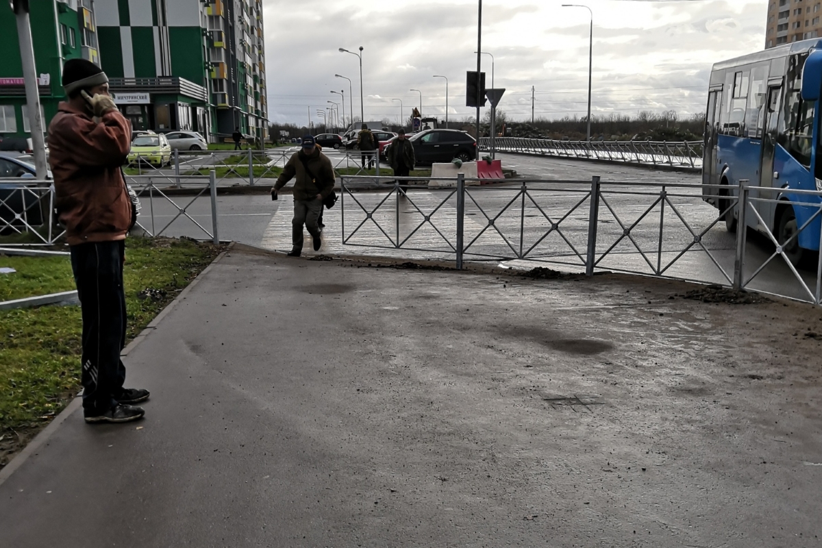 Рабочие разобрали забор, которым перегородили пешеходный переход в Твери