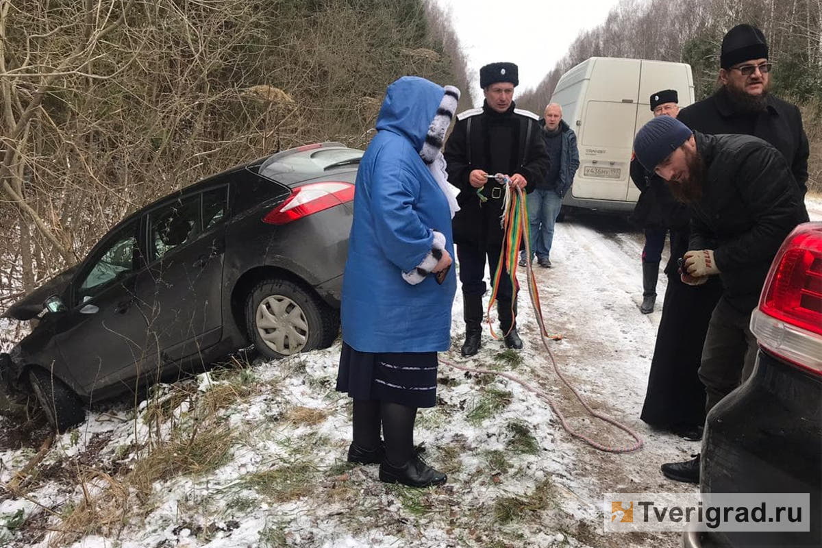 В Тверской области священник и казаки спасли жертву гололеда из снежного плена