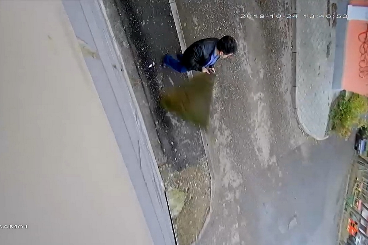 Вандализм в центре Твери: во дворе дома палкой сбил камеру наблюдения