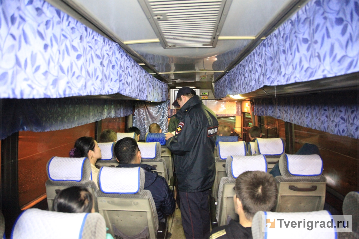 «Гром» над нелегалами: в Твери гаишники и спецназ МВД устроили масштабную проверку мигрантов в автобусах