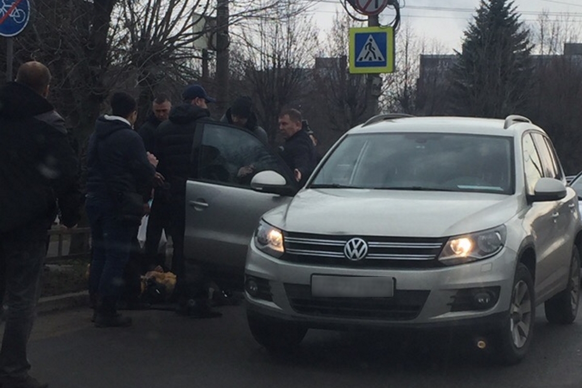 В Твери свидетели ДТП поднимали кроссовер, чтобы достать из-под него пешехода